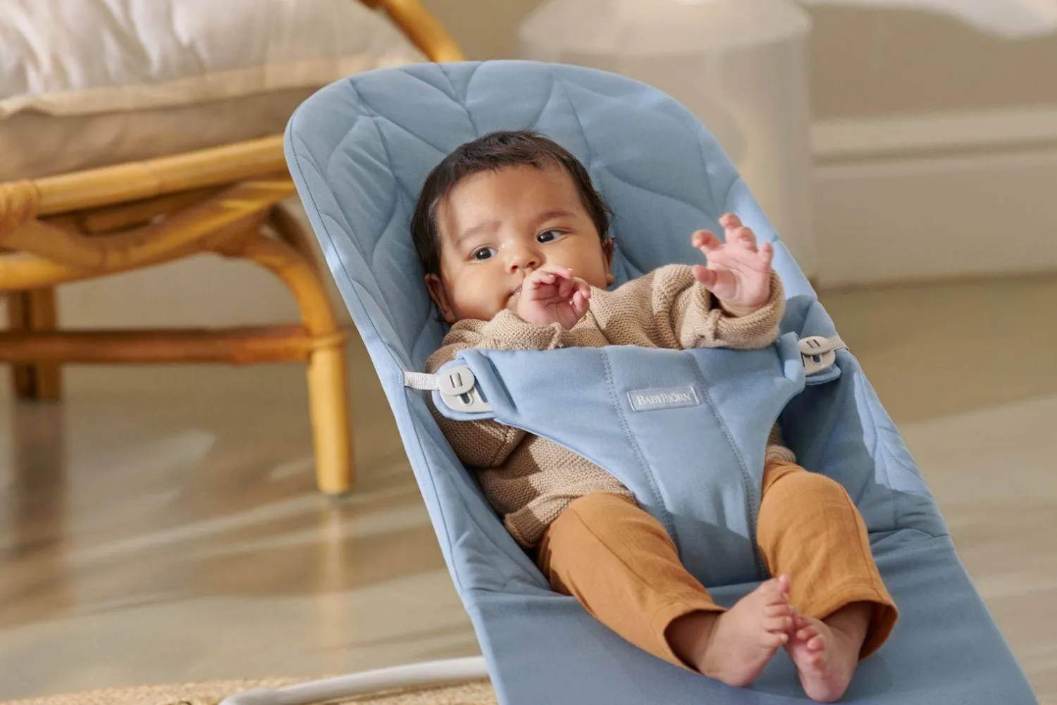 Bujaczki I Leżaczki|Foteliki I Pufy | BabyBjorn - leżaczek BLISS WOVEN, Petal Quilt, Niebieski