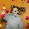 Idealne W Podróży|12M+ | Petit Boum Butelka sensoryczna dwufazowa MOVE SPIRALA różowa
