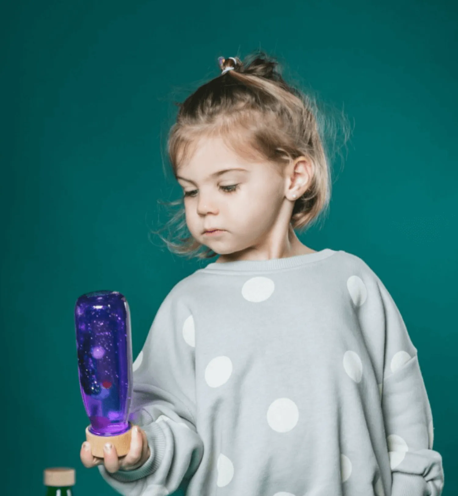 Idealne W Podróży|12M+ | Petit Boum Butelka sensoryczna FLOAT fioletowa