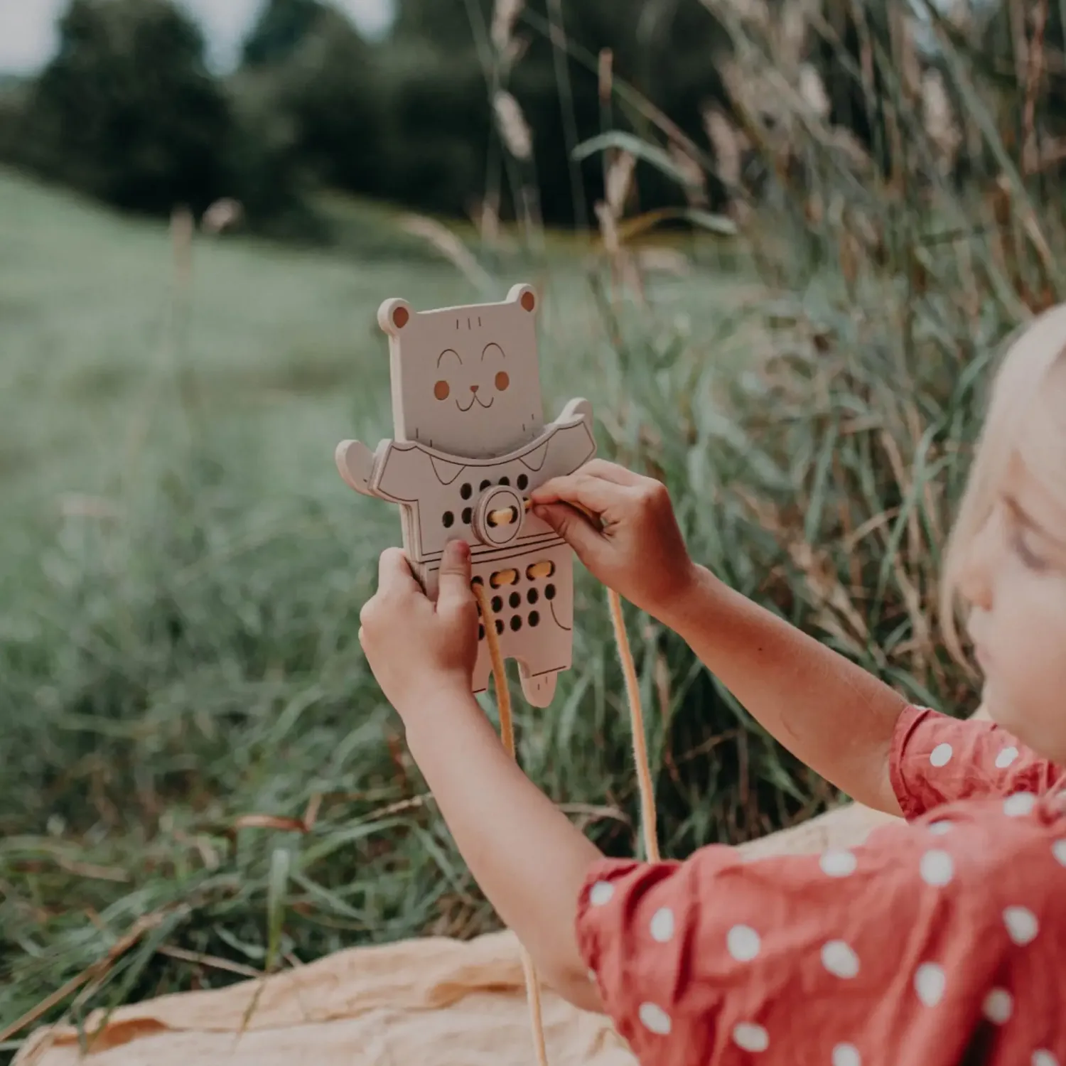 Montessori|Idealne W Podróży | Milin Drewniana przeplatanka - Pan Miś, poziom zaawansowany