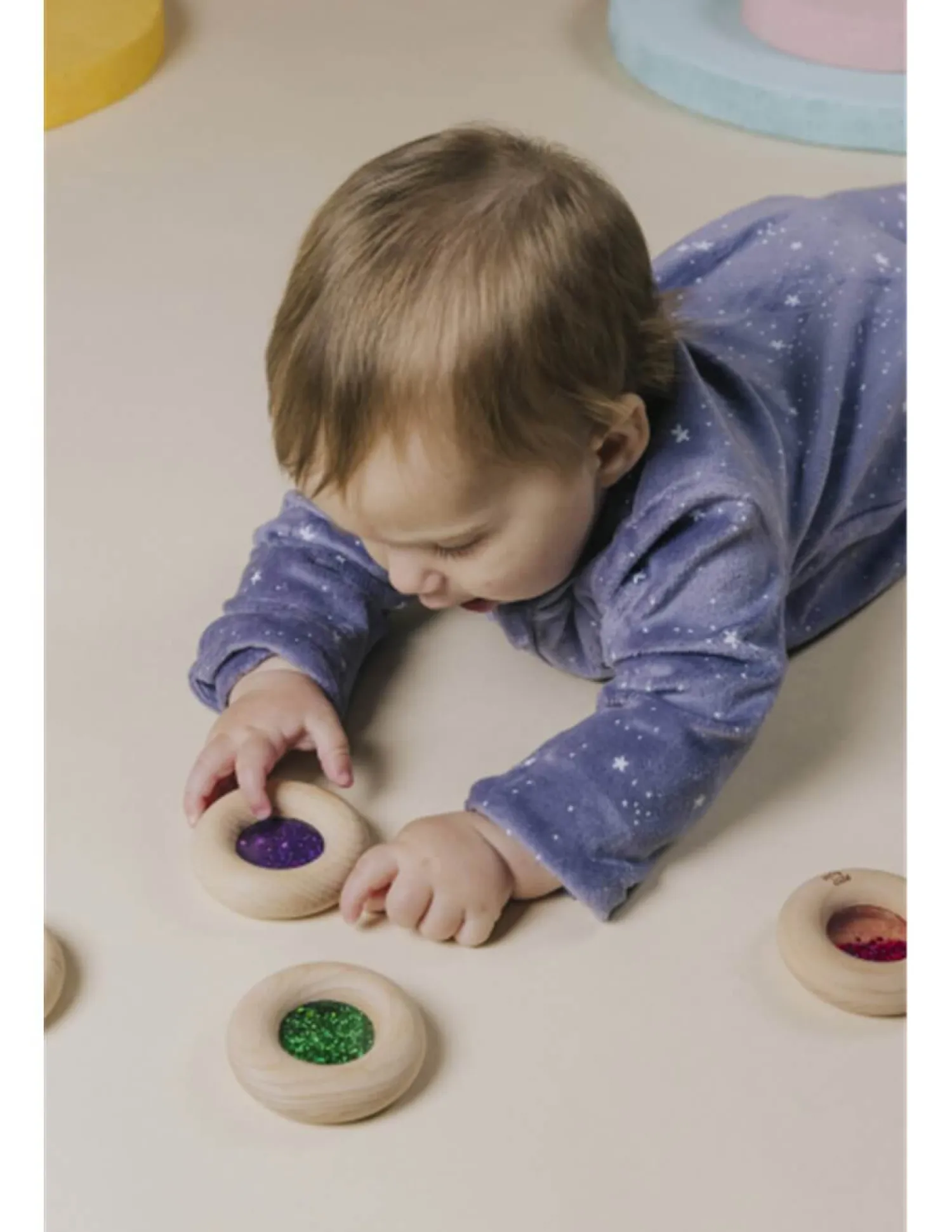 12M+|Sensoryczne | Petit Boum Drewniana zabawka sensoryczna Donut Calm - fioletowy