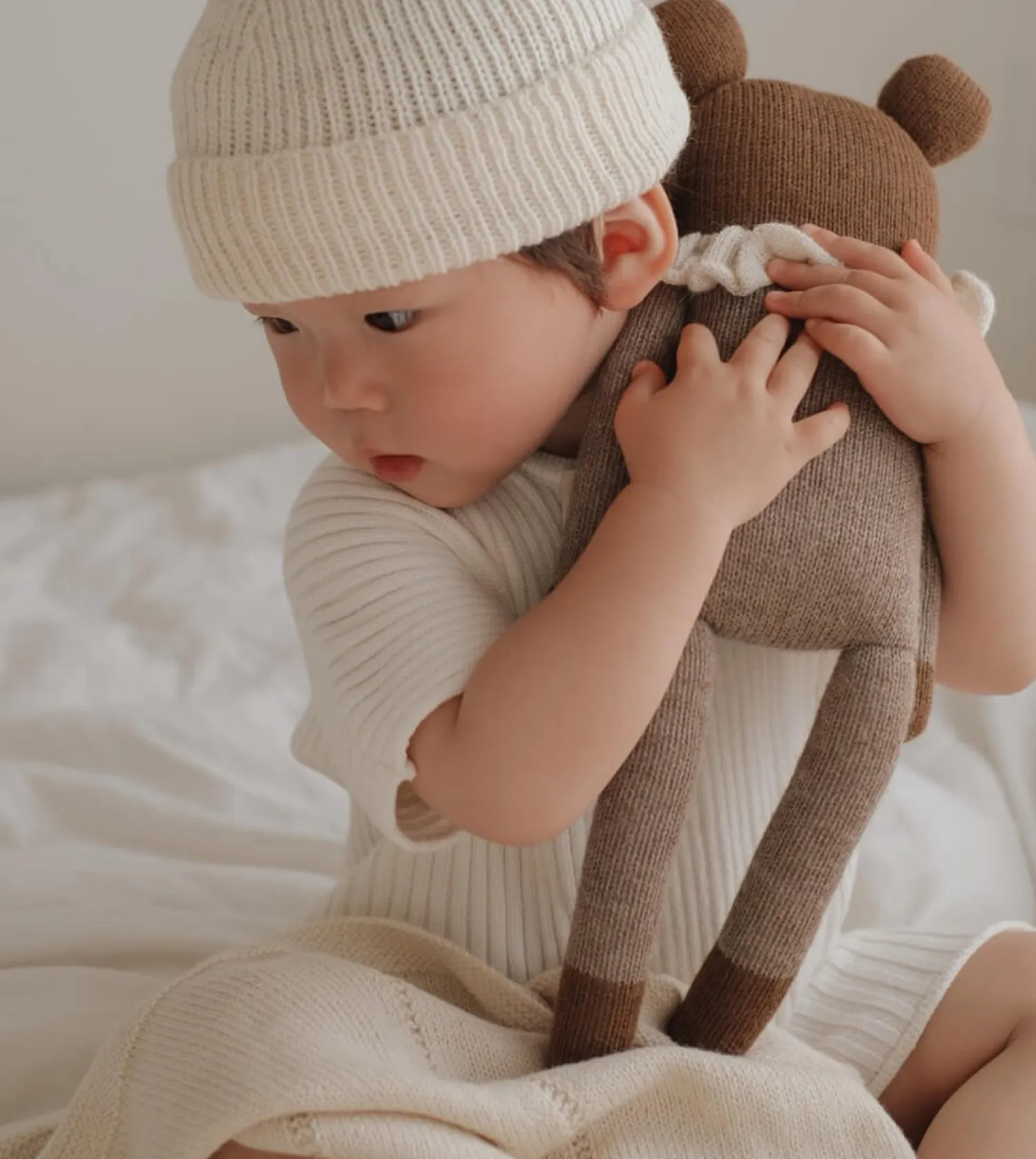 Misie|Przytulanki | Main Sauvage Duży dziergany miś z wełny alpaki - oat pyjamas