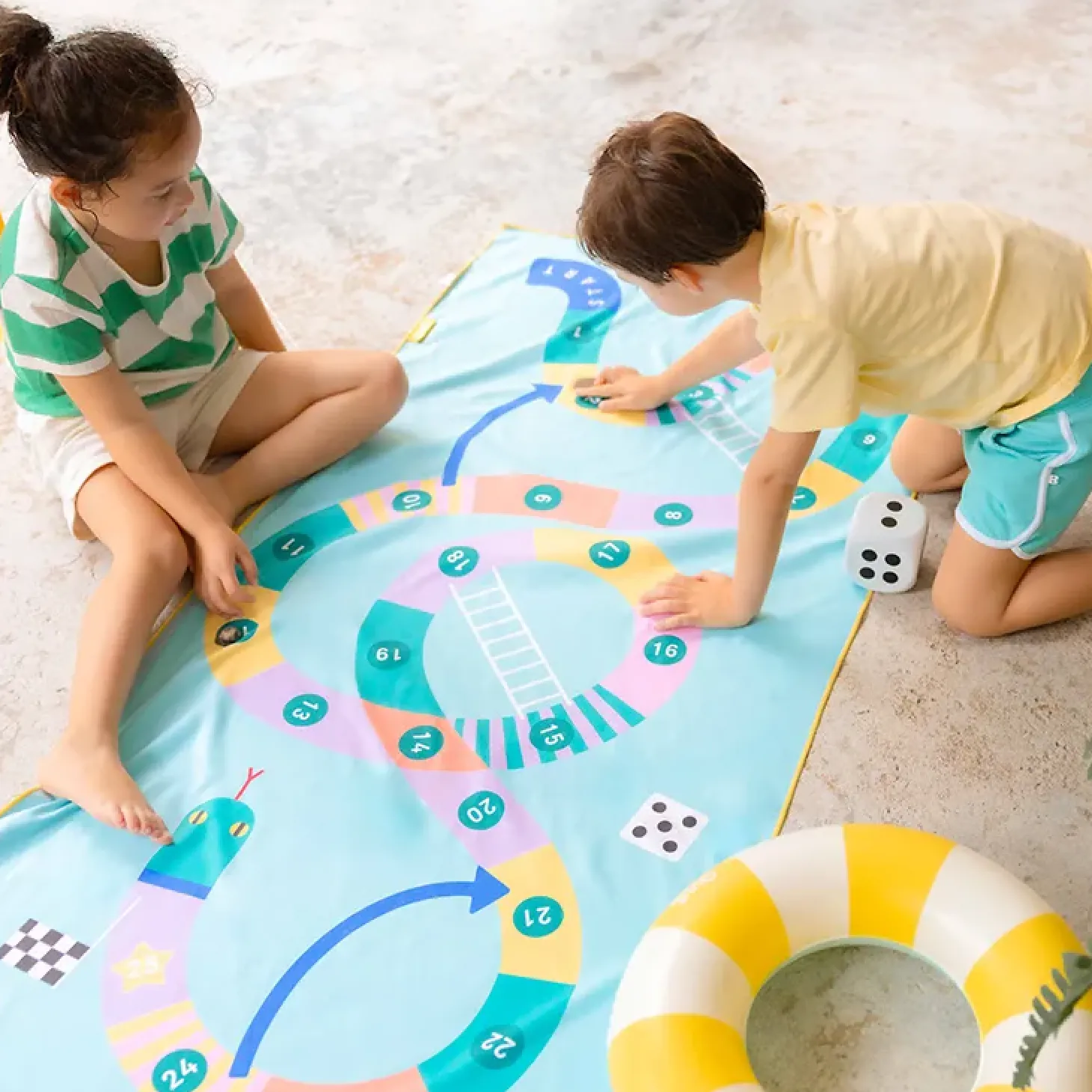 Dwustronny ręcznik plażowy PlayTowels - Snakes & Ladders