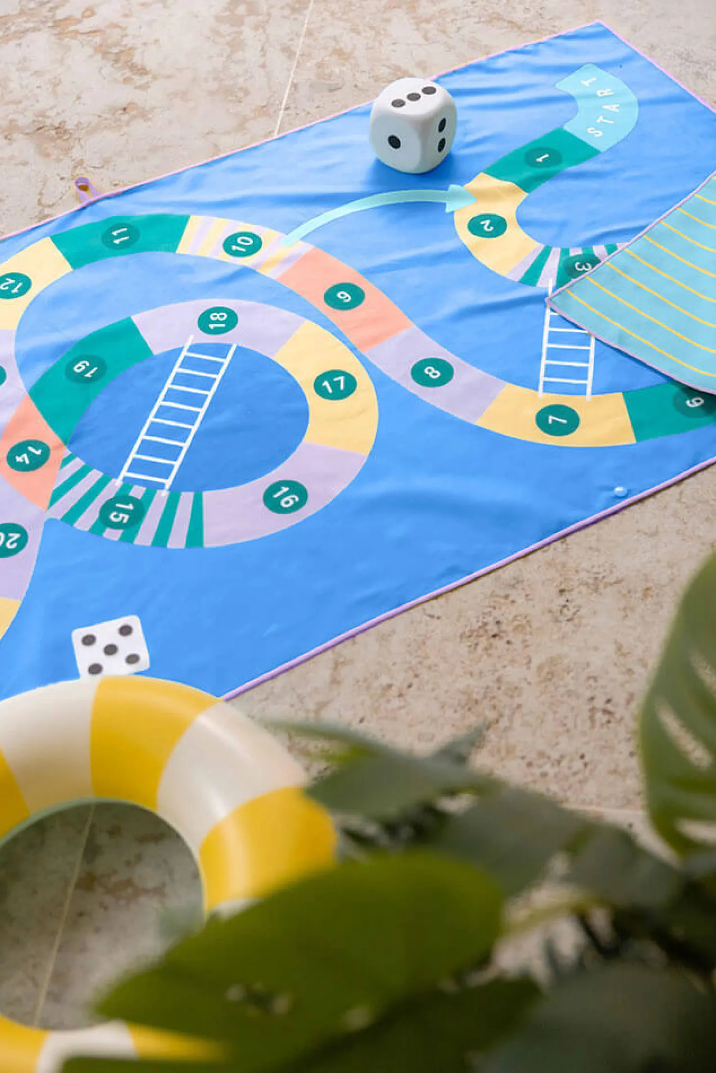 Dwustronny ręcznik plażowy PlayTowels - Snakes & Ladders
