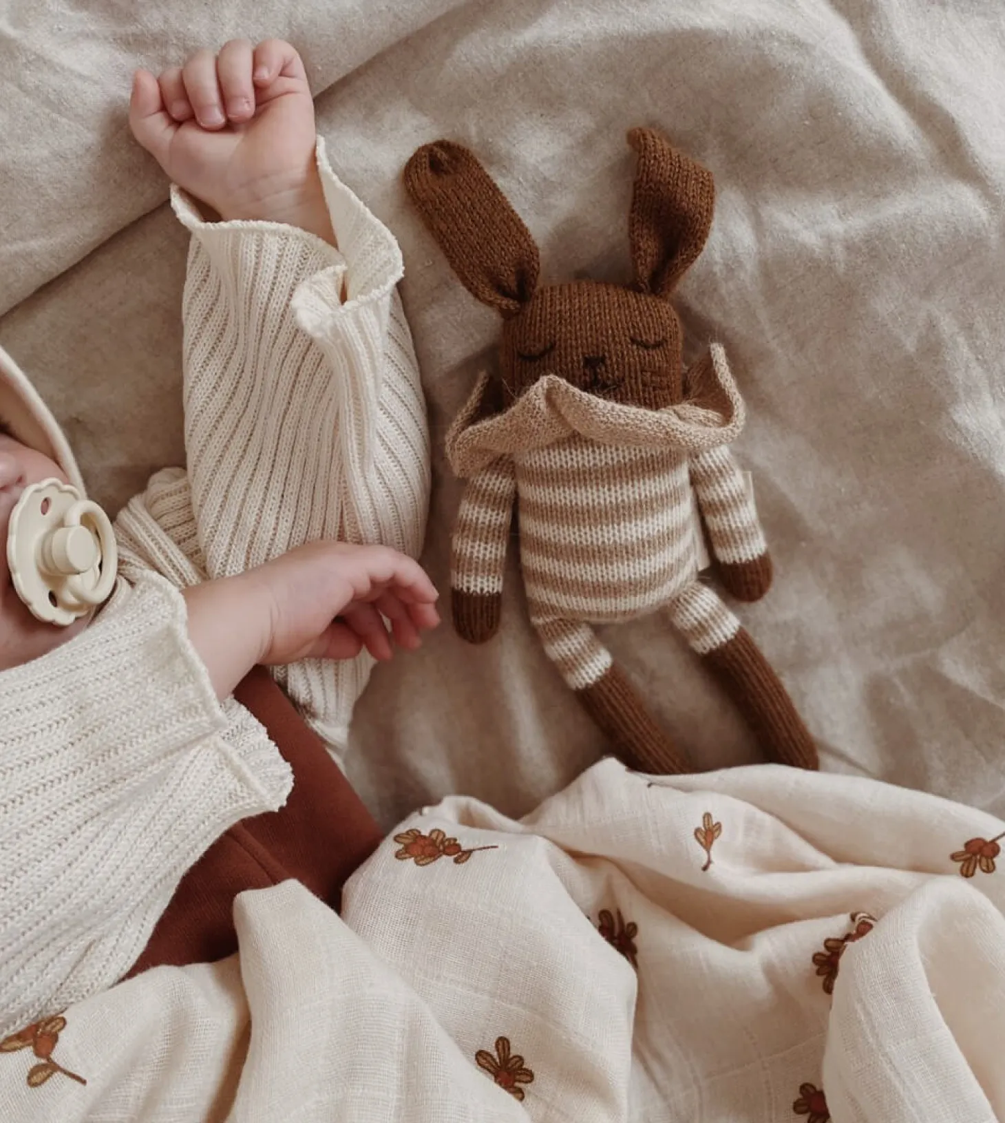 Króliczki|Przytulanki | Main Sauvage Dziergany królik z wełny alpaki - dark mocha jaquard sweater