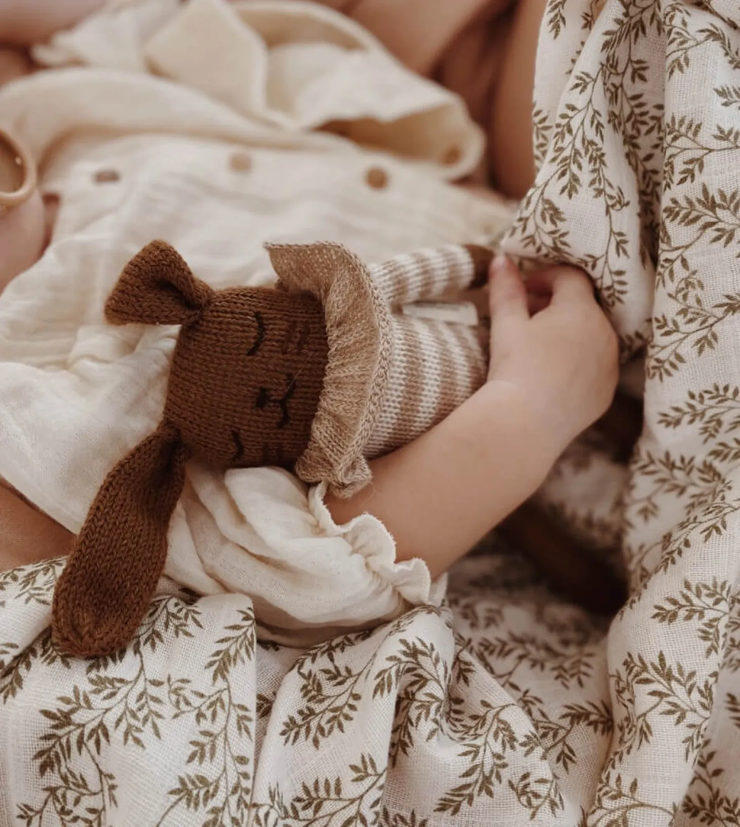 Króliczki|Przytulanki | Main Sauvage Dziergany królik z wełny alpaki - dark mocha jaquard sweater
