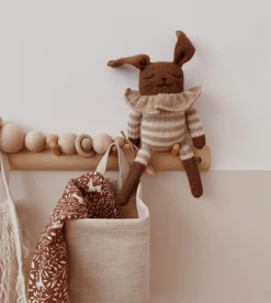 Króliczki|Przytulanki | Main Sauvage Dziergany królik z wełny alpaki - dark mocha jaquard sweater