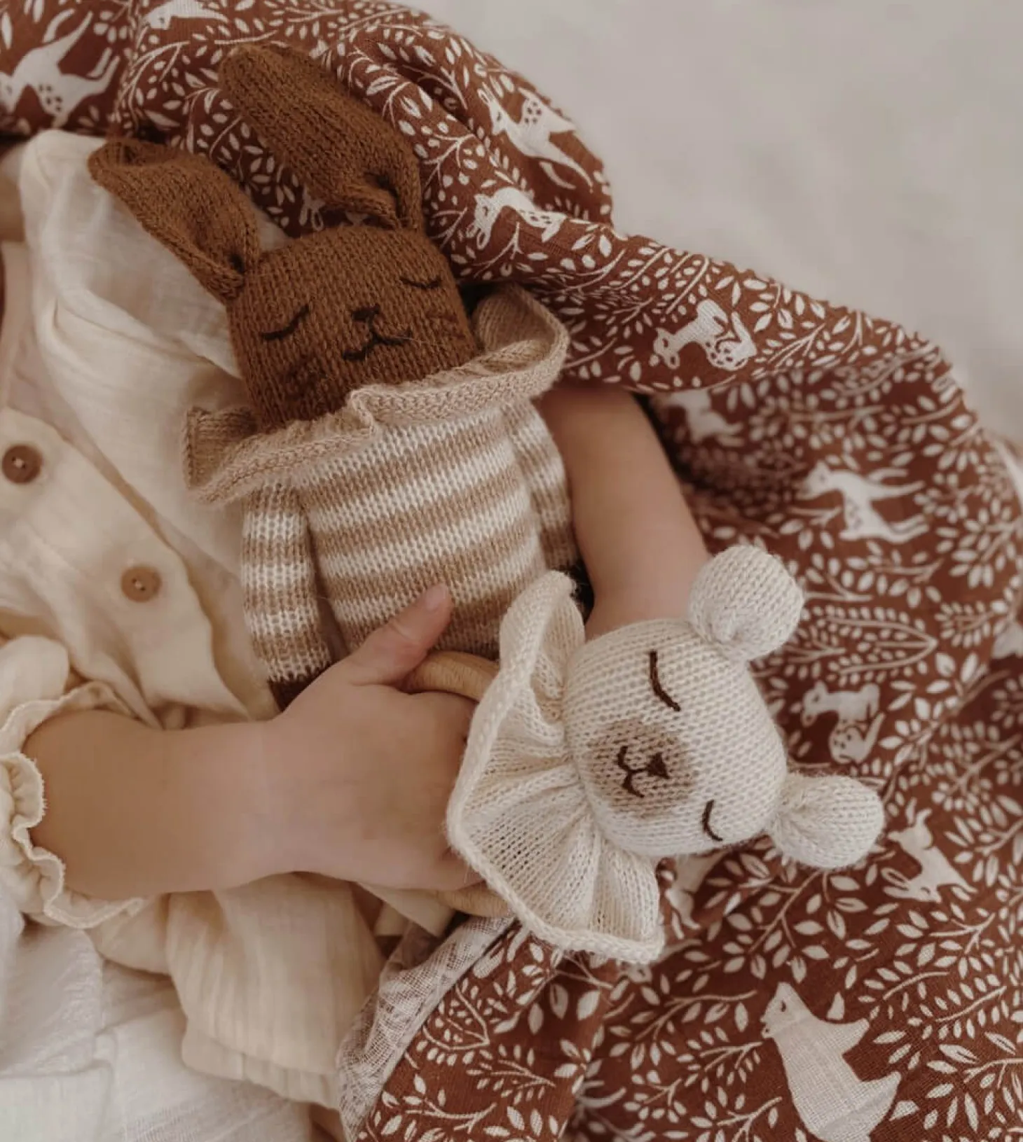 Króliczki|Przytulanki | Main Sauvage Dziergany królik z wełny alpaki - dark mocha jaquard sweater