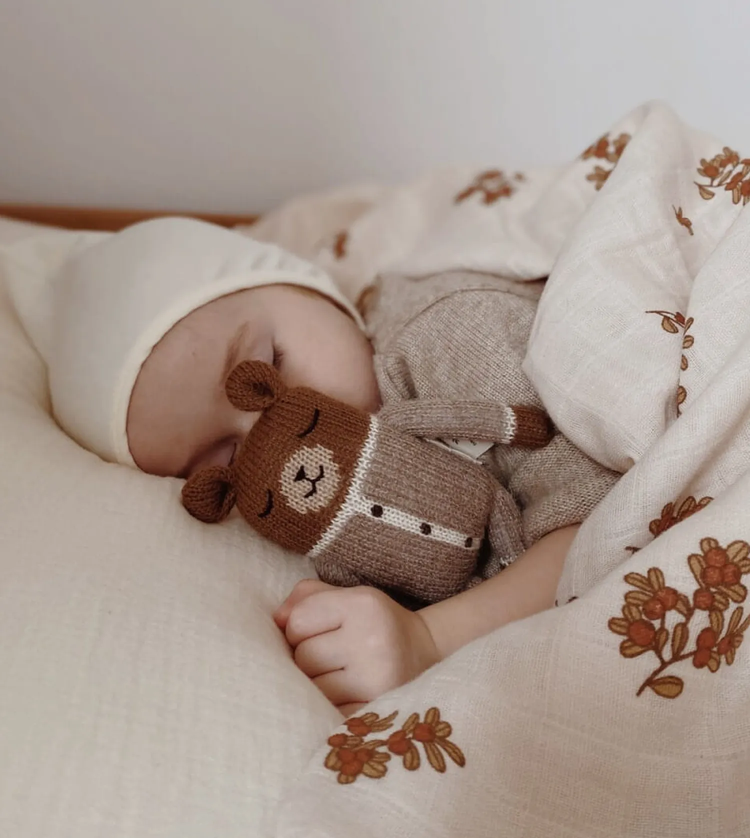 Misie|Przytulanki | Main Sauvage Dziergany miś z wełny alpaki - oat romper