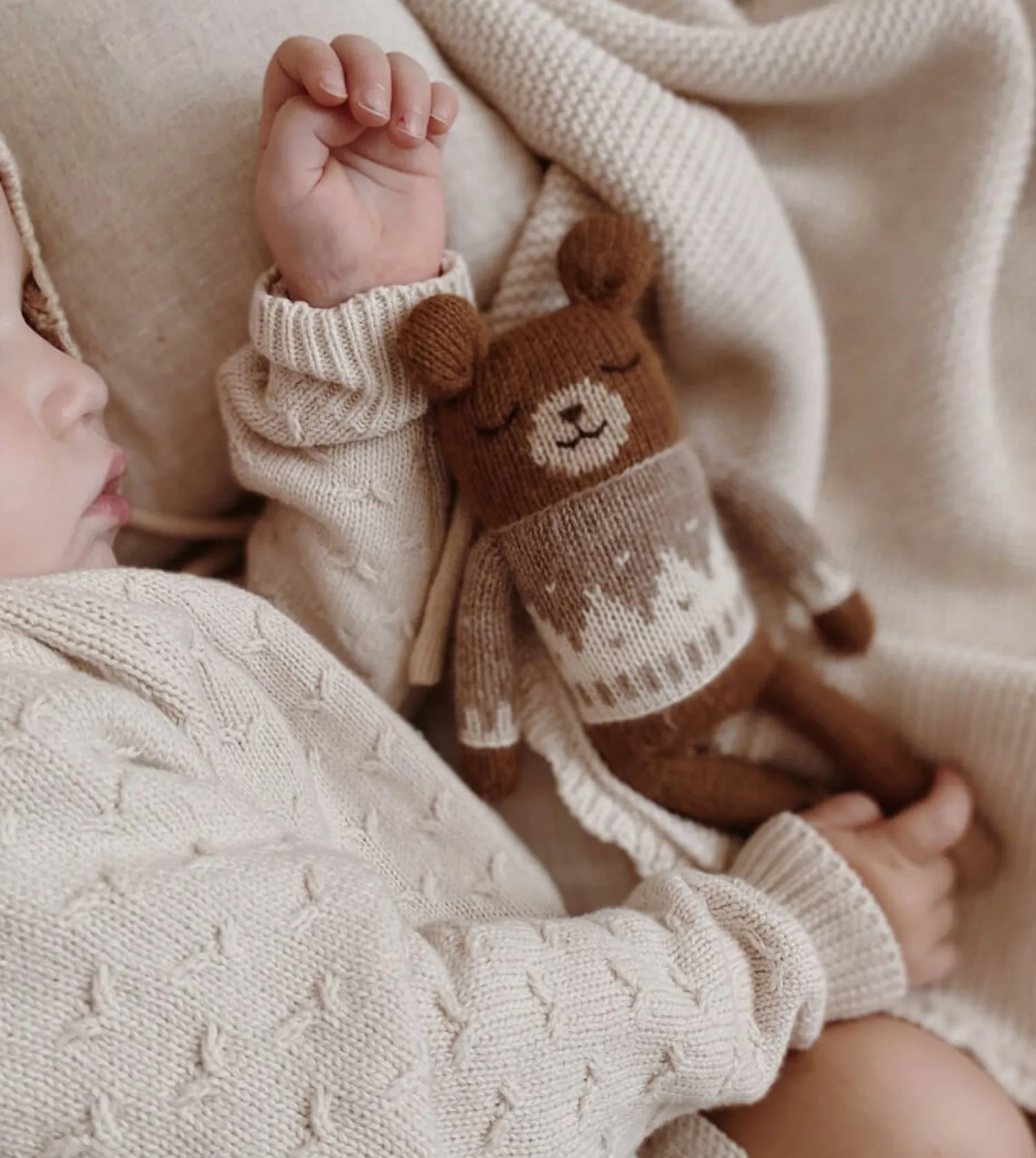 Misie|Przytulanki | Main Sauvage Dziergany miś z wełny alpaki - oat jacquard sweater