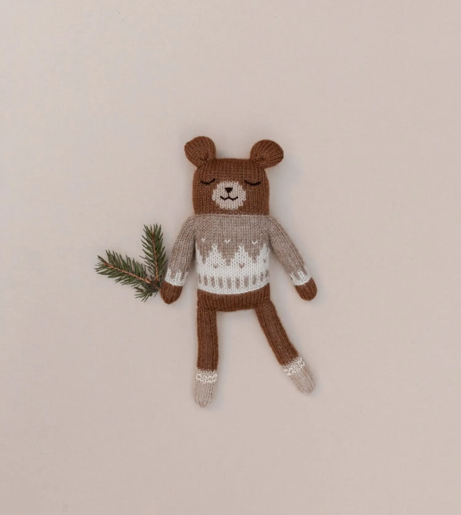 Misie|Przytulanki | Main Sauvage Dziergany miś z wełny alpaki - oat jacquard sweater