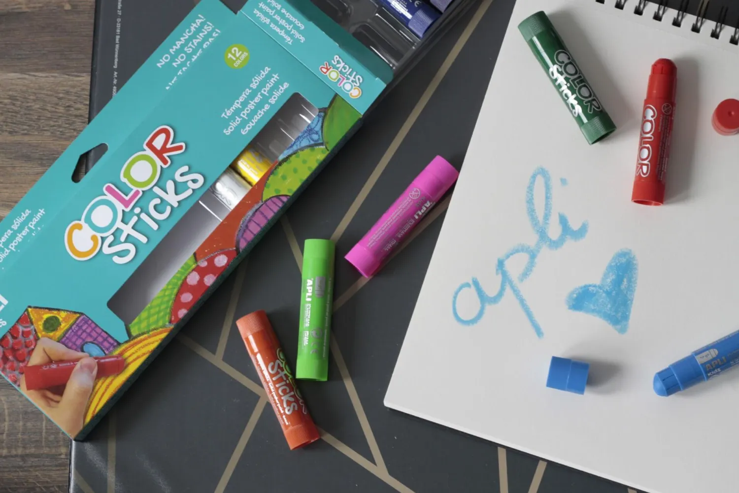 Artykuły Plastyczne | Apli Kids Farby w kredce - 12 kolorów