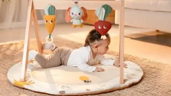 Maty Edukacyjne|Maty Edukacyjne | Tiny Love Gimnastyka, mata edukacyjna z drewnianym stojakiem Garden of Adventure