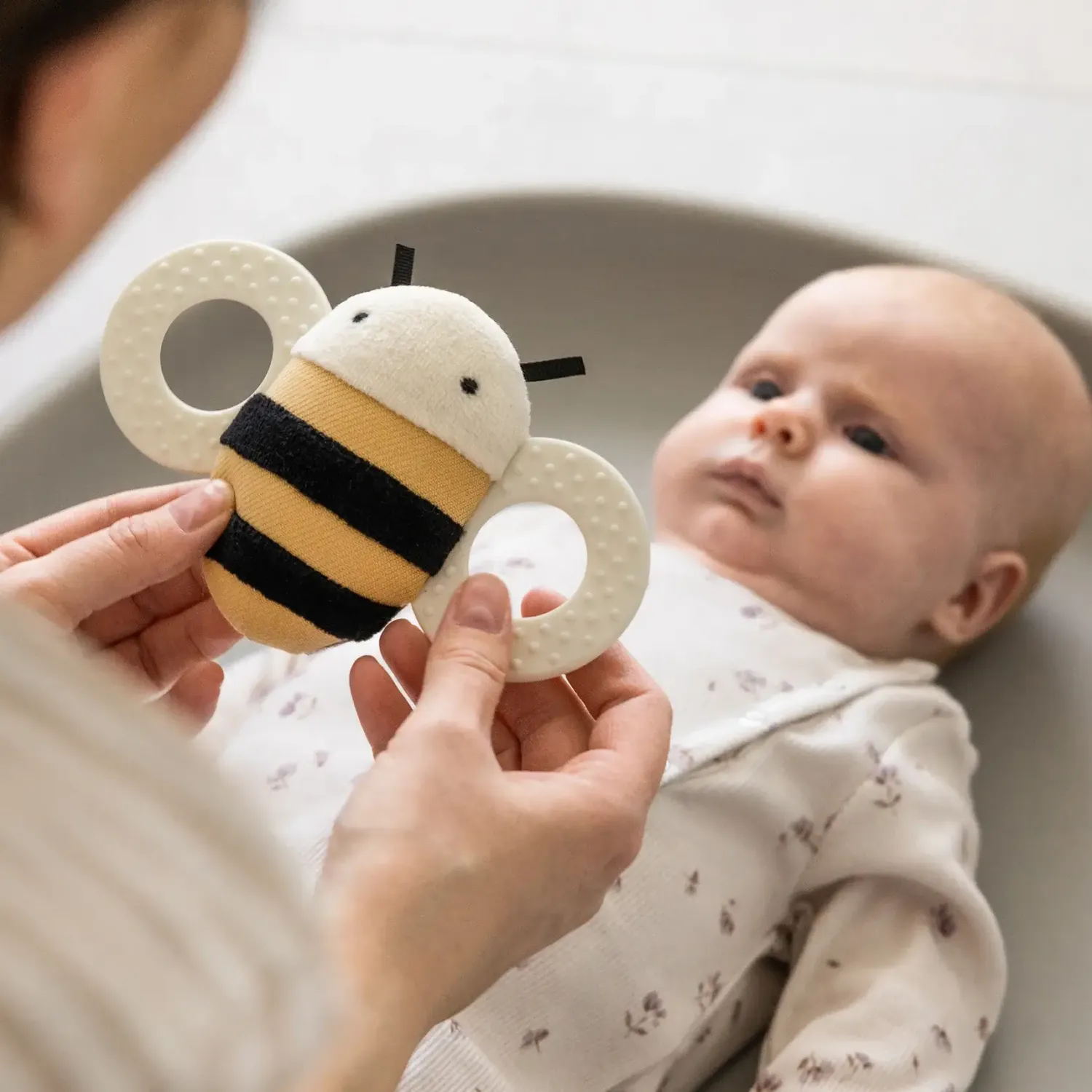 Gryzaki|Aktywizujące | Sebra Grzechotka z lusterkiem - Billy the bee