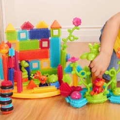 2 Lata +|Klocki | B.Toys Jungle Adventure Bucket - klocki jeżyki w wiadrze - zestaw DŻUNGLA, 128 elementów