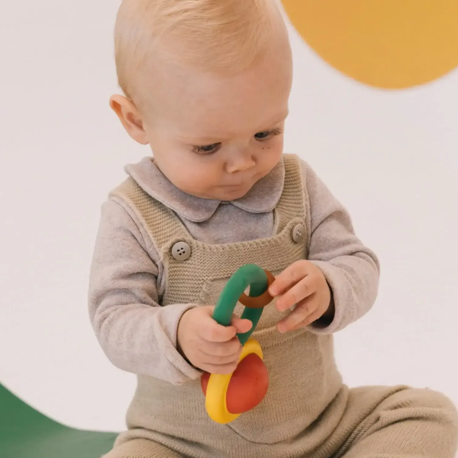 12M+|Gryzaki | Olivio & Co Kauczukowa grzechotka sensoryczna Evolutive Capsule