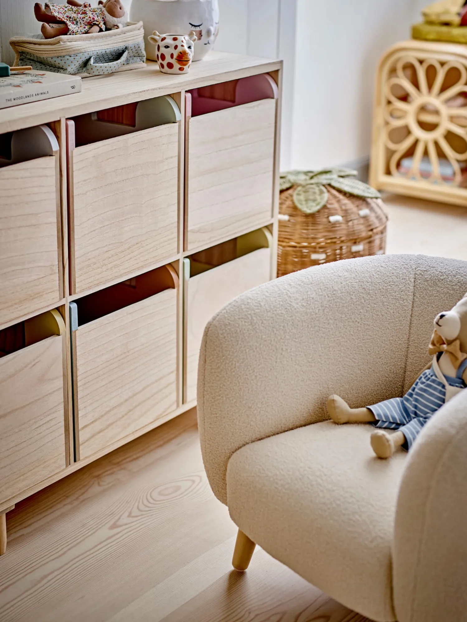 Idealne W Podróży|2 Lata + | Bloomingville Mini Laleczka Lara w torebce z zestawem ubranek - Brown