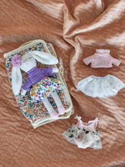 Idealne W Podróży|2 Lata + | Bloomingville Mini Laleczka Milly w torebce z zestawem ubranek - Brown