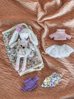 Idealne W Podróży|2 Lata + | Bloomingville Mini Laleczka Milly w torebce z zestawem ubranek - Brown