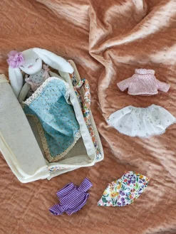 Idealne W Podróży|2 Lata + | Bloomingville Mini Laleczka Milly w torebce z zestawem ubranek - Brown