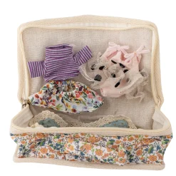 Idealne W Podróży|2 Lata + | Bloomingville Mini Laleczka Milly w torebce z zestawem ubranek - Brown