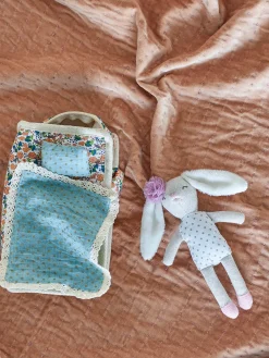 Idealne W Podróży|2 Lata + | Bloomingville Mini Laleczka Milly w torebce z zestawem ubranek - Brown