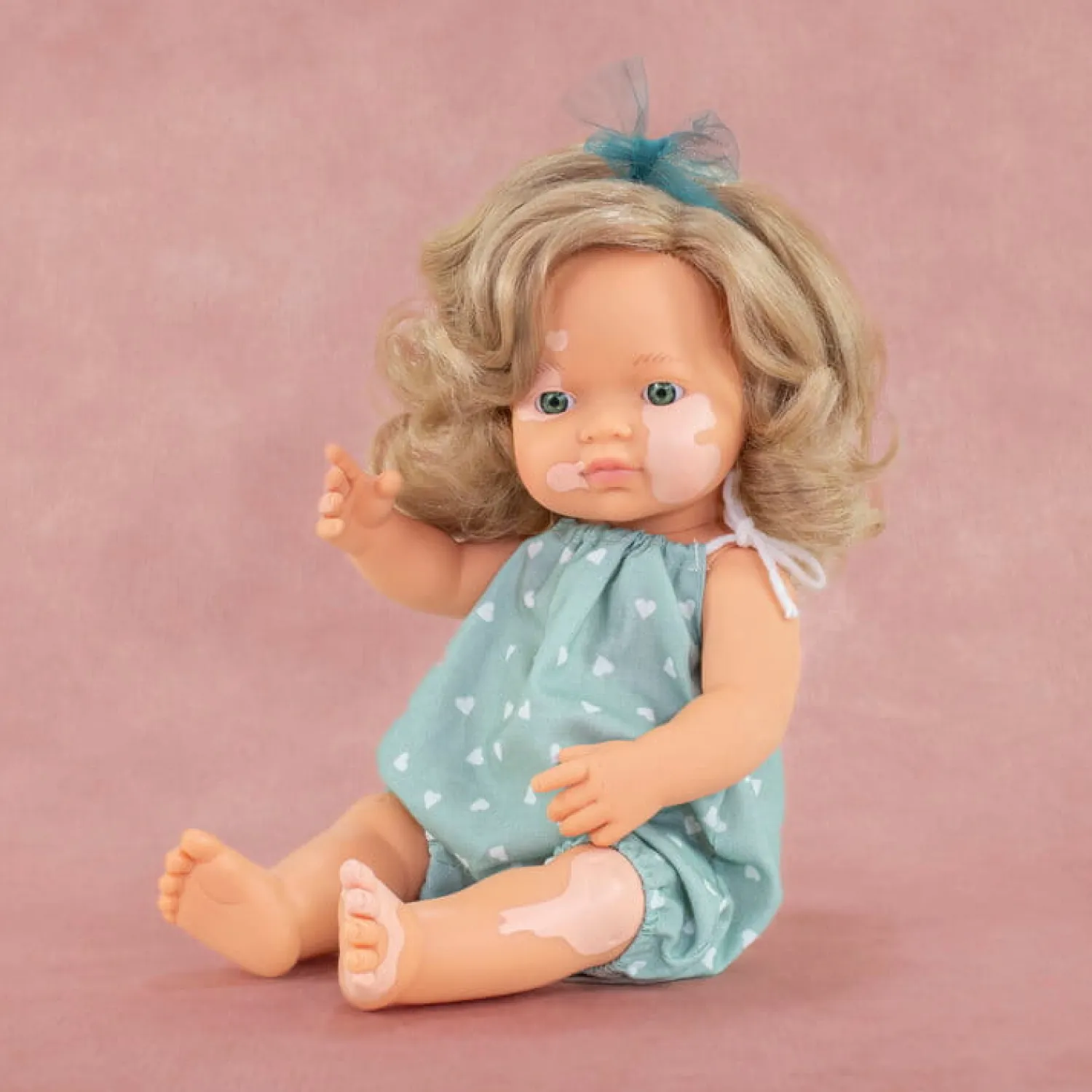 3 Lata +|2 Lata + | Miniland Lalka dziewczynka Europejka Ciemny Blond Bielactwo My Friends & Me, 38cm