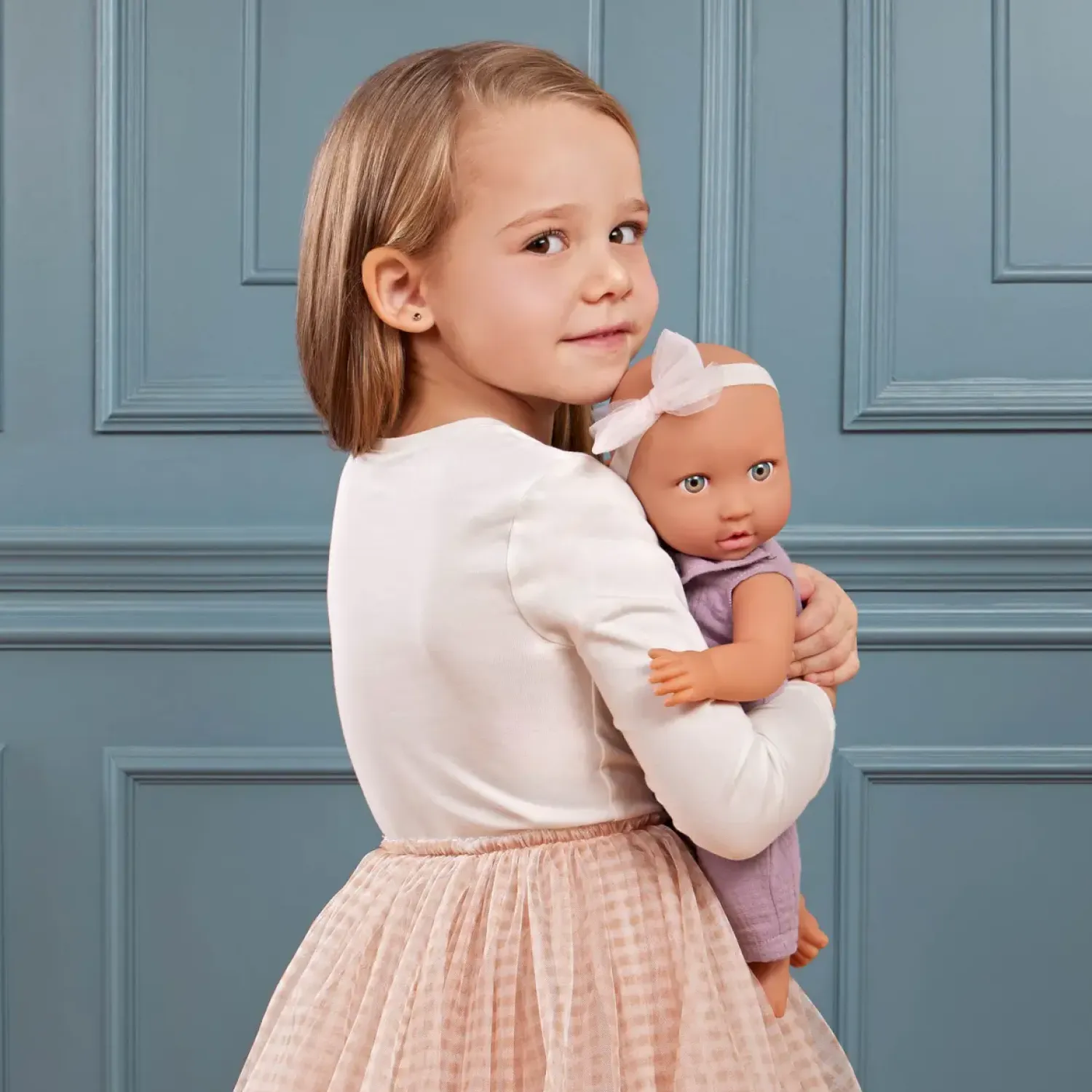 6 Lat+|3 Lata + | LullaBaby Lalka niemowlę ze smoczkiem, w muślinowym ubranku i opasce, dwubarwne tęczówki