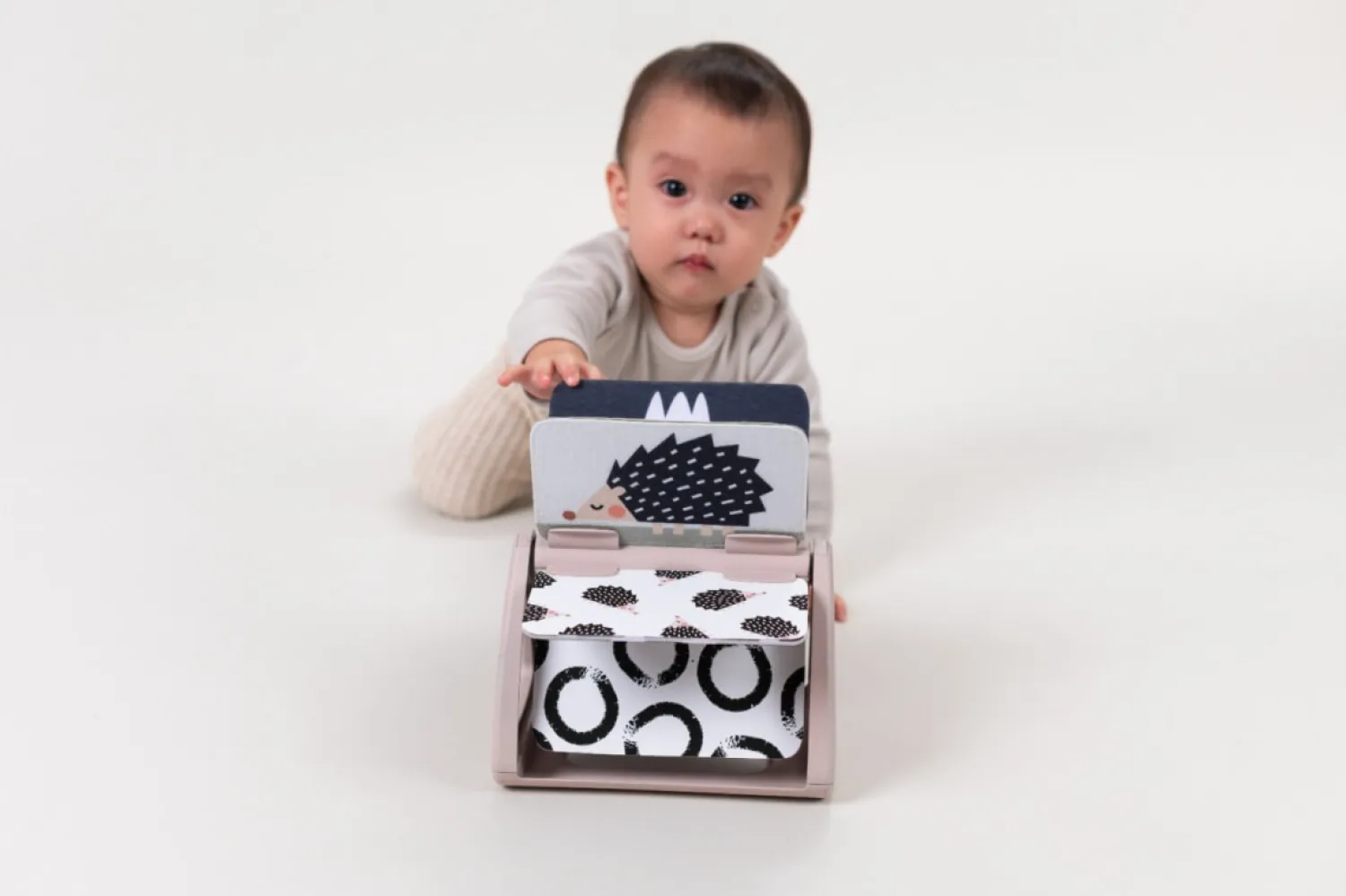 Kontrastowe|Aktywizujące | Taf Toys Obracająca się książeczka grzechocząca Tummy Time - Czarno-Biała