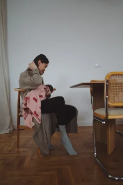 Otulacz muślinowy - dwie wiśnie