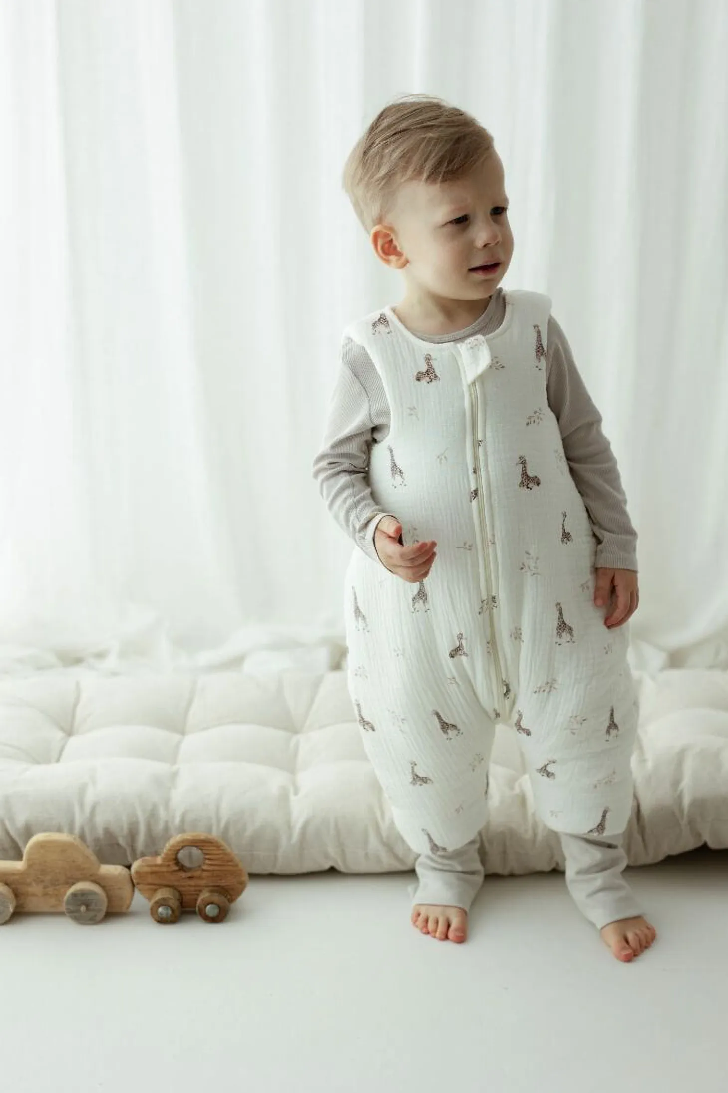 Śpiworek z organicznego muślinu z nogawkami 1-3 lata, 2,5 TOG - giraffes