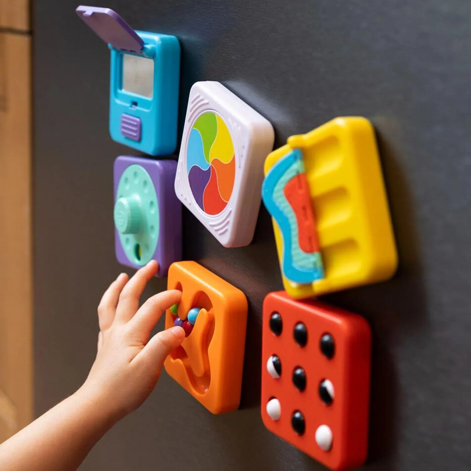 Idealne W Podróży|12M+ | Fat Brain Toys PlayTab Sensoryczne Kwadraty - zestaw 2 z biało-czarnymi kuleczkami