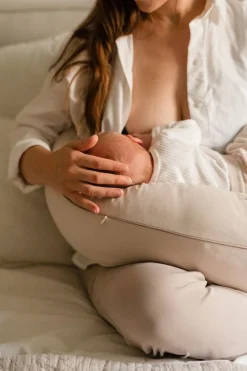 Poduszka ciążowa uniwersalna NEST - latte