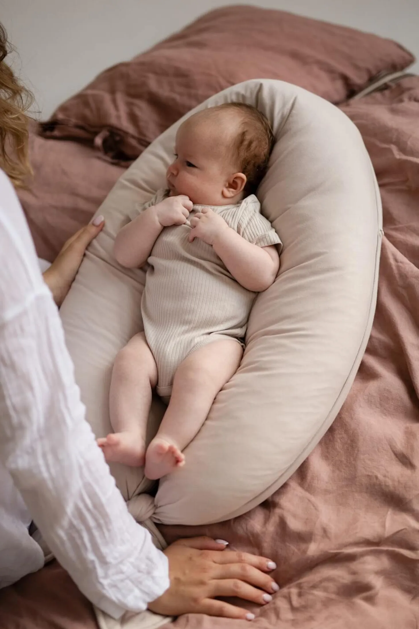 Poduszka ciążowa uniwersalna NEST - latte