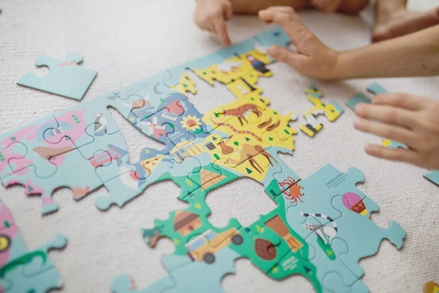 Edukacyjne|Puzzle | Mudpuppy Puzzle Mapa Świata z elementami w kształcie budynków i zwierząt 5+