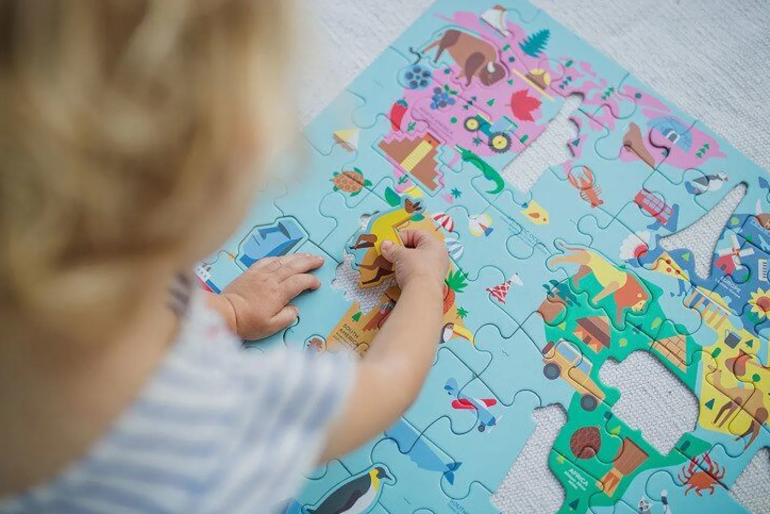 Edukacyjne|Puzzle | Mudpuppy Puzzle Mapa Świata z elementami w kształcie budynków i zwierząt 5+