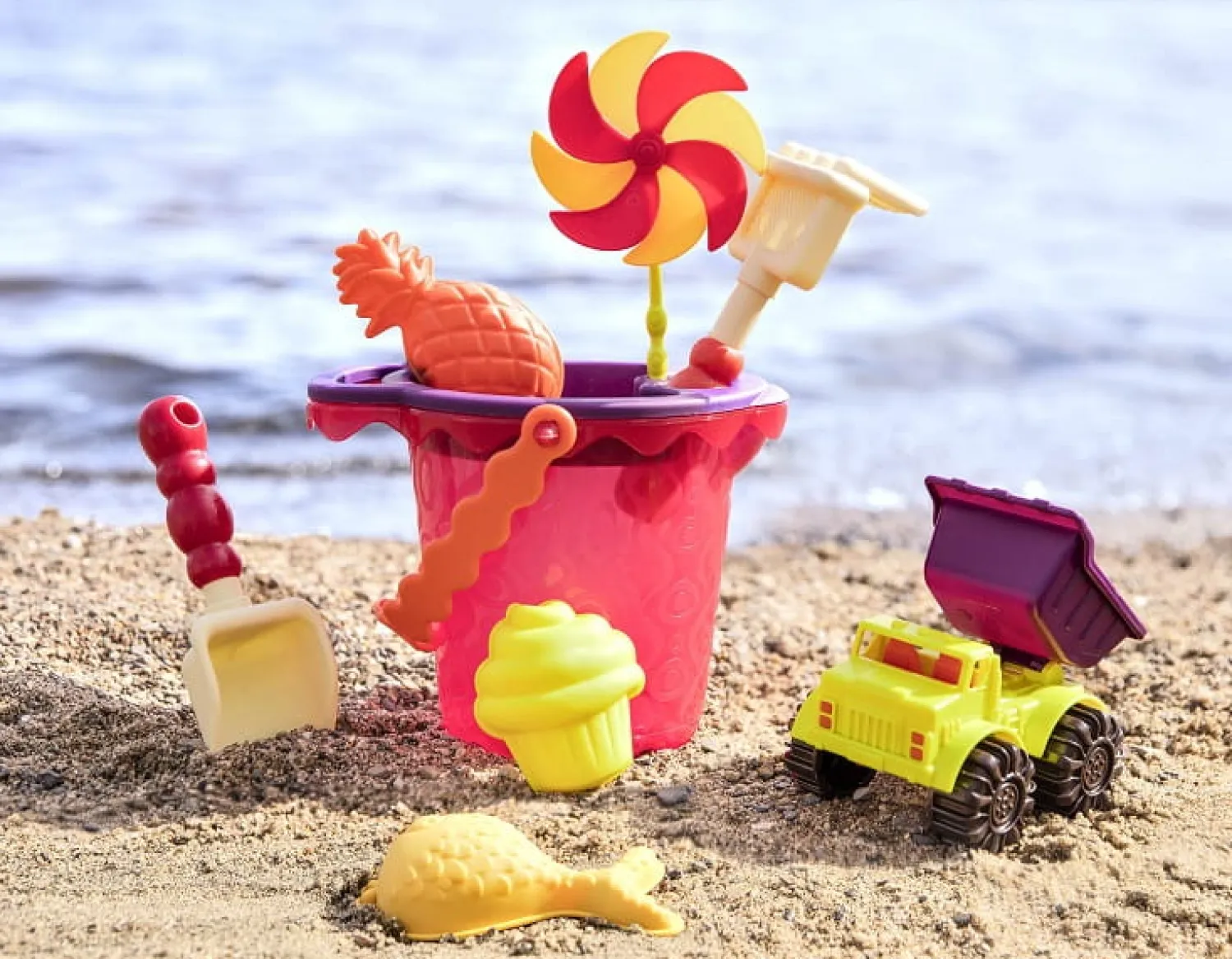 3 Lata +|Do Piaskownicy | B.Toys Sands Ahoy! – wiaderko z akcesoriami do piasku CZERWONE