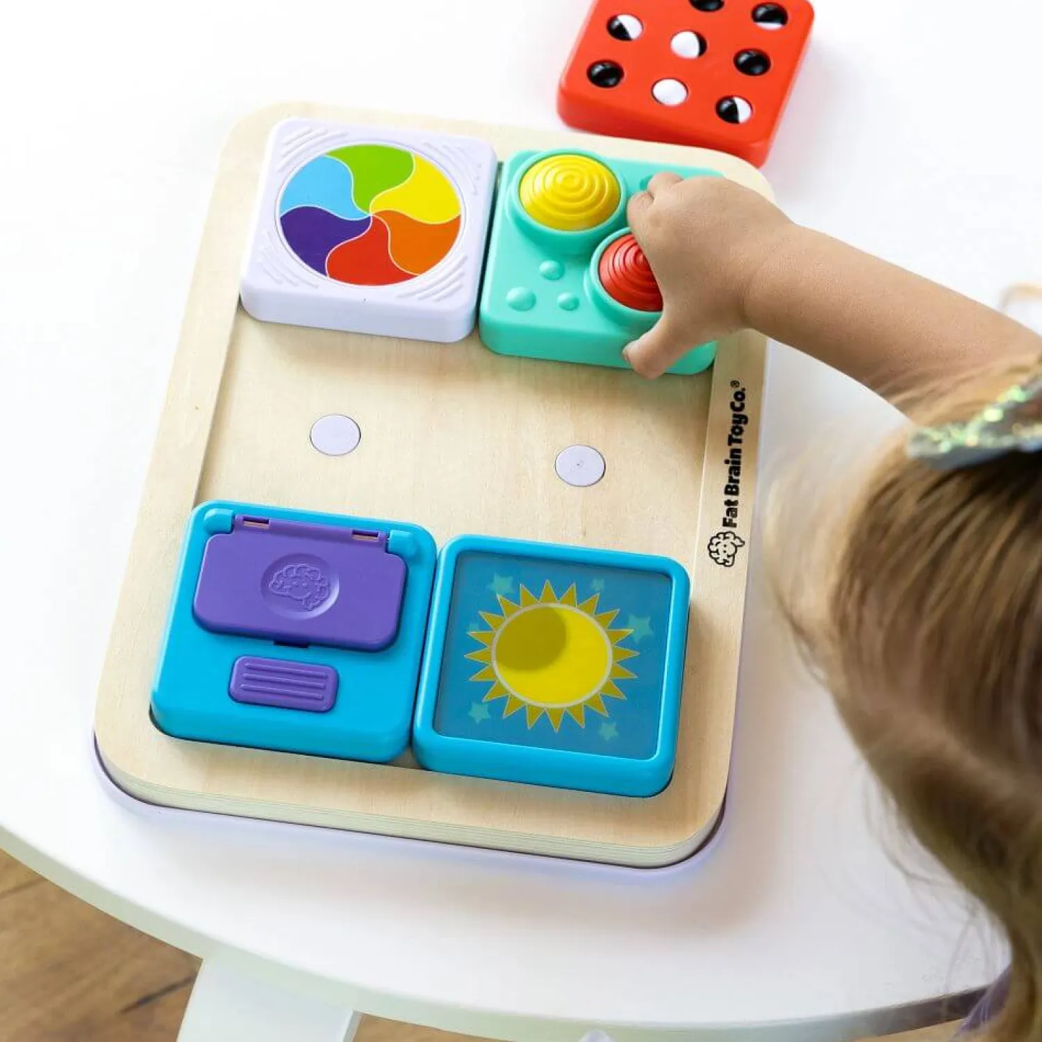 Idealne W Podróży|12M+ | Fat Brain Toys Sensoryczny Kwadrat. PlayTab. Słońce i Księżyc