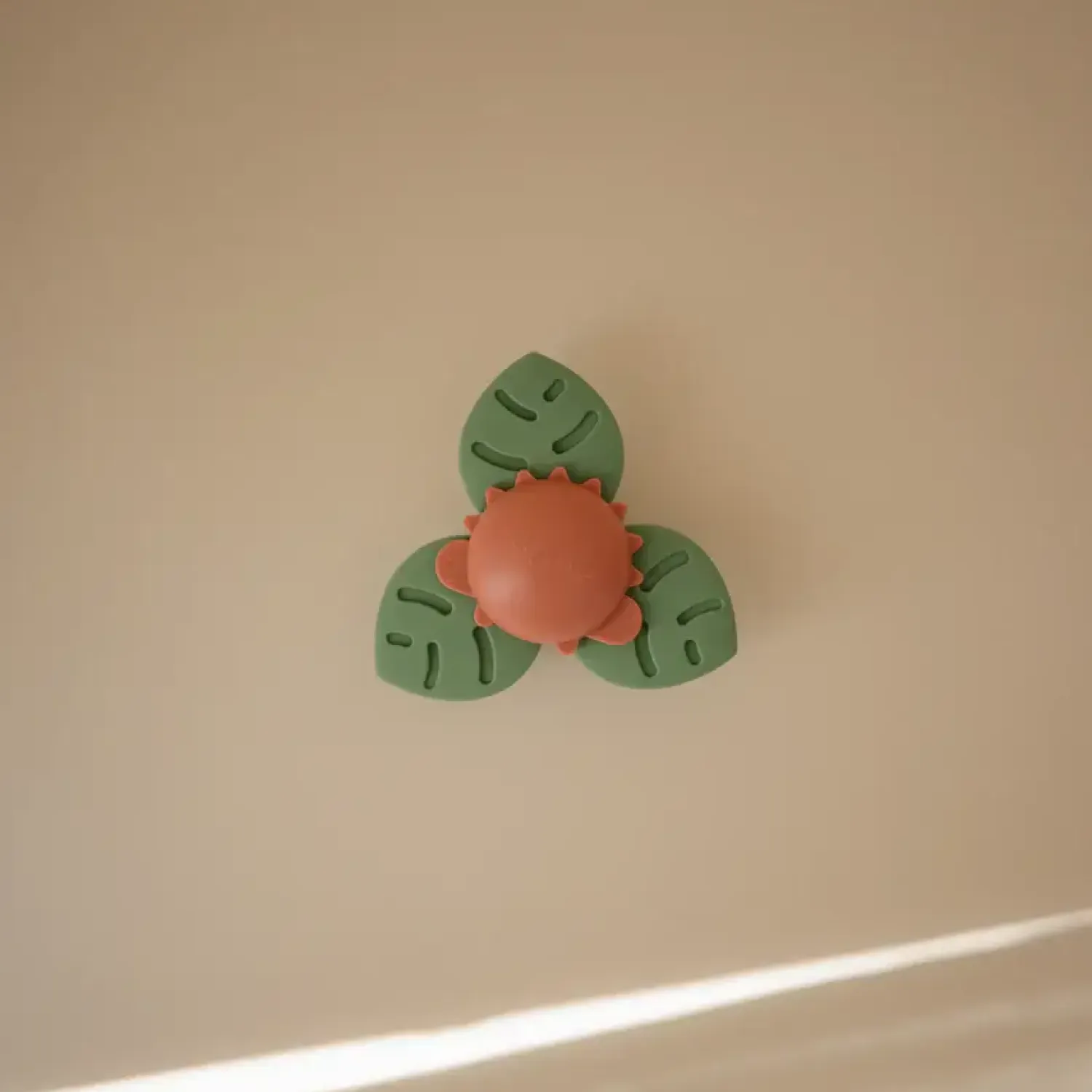 Idealne W Podróży|12M+ | Mushie Spinner sensoryczny z przyssawką - Dino