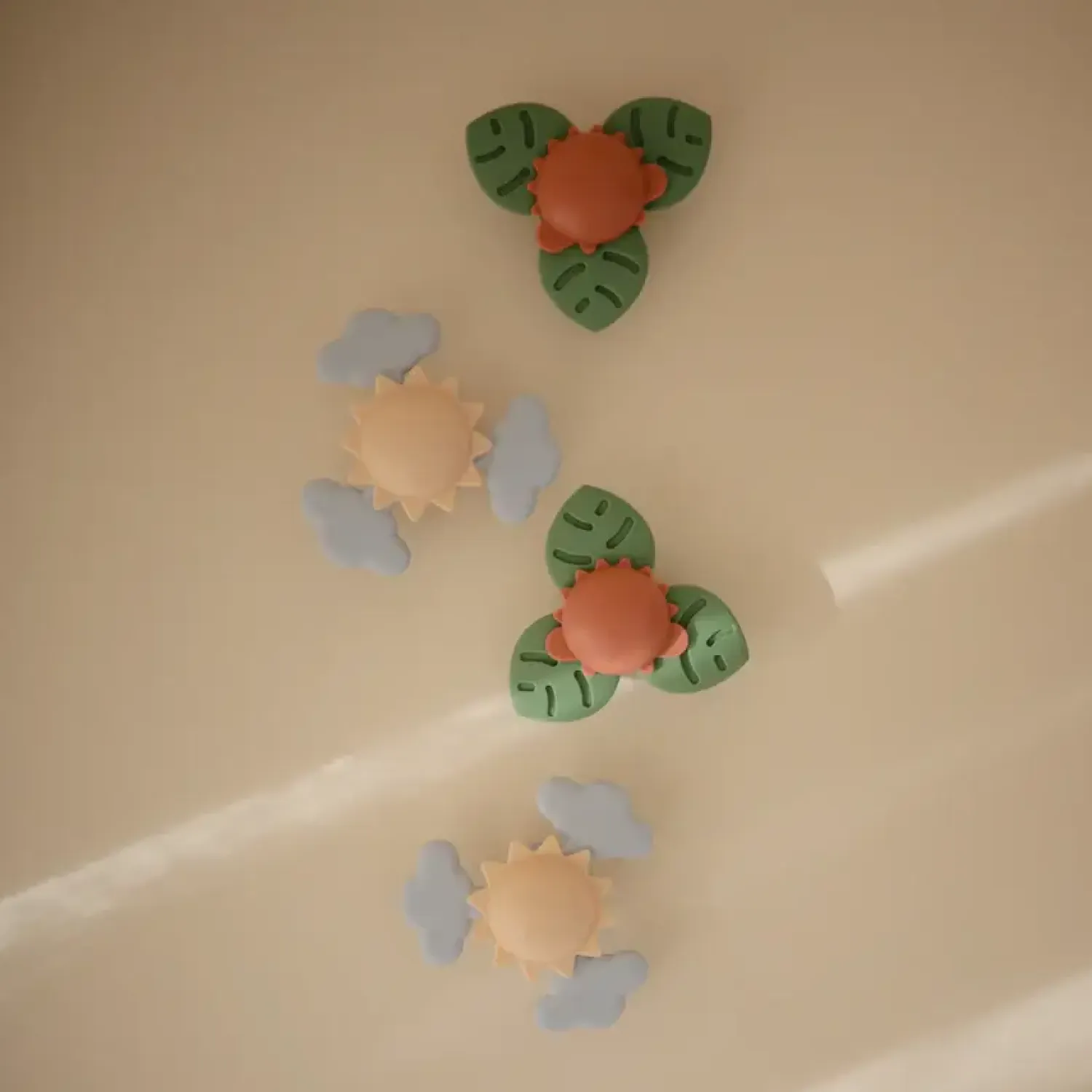 Idealne W Podróży|12M+ | Mushie Spinner sensoryczny z przyssawką - Dino