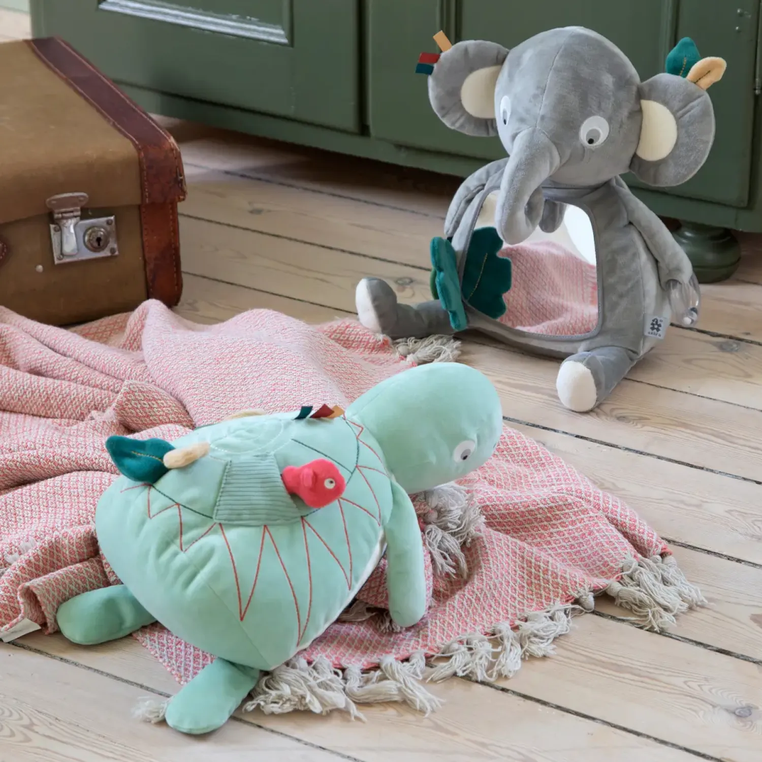 Aktywizujące|Sensoryczne | Sebra Zabawka aktywizująca z lusterkiem - Finley the elephant