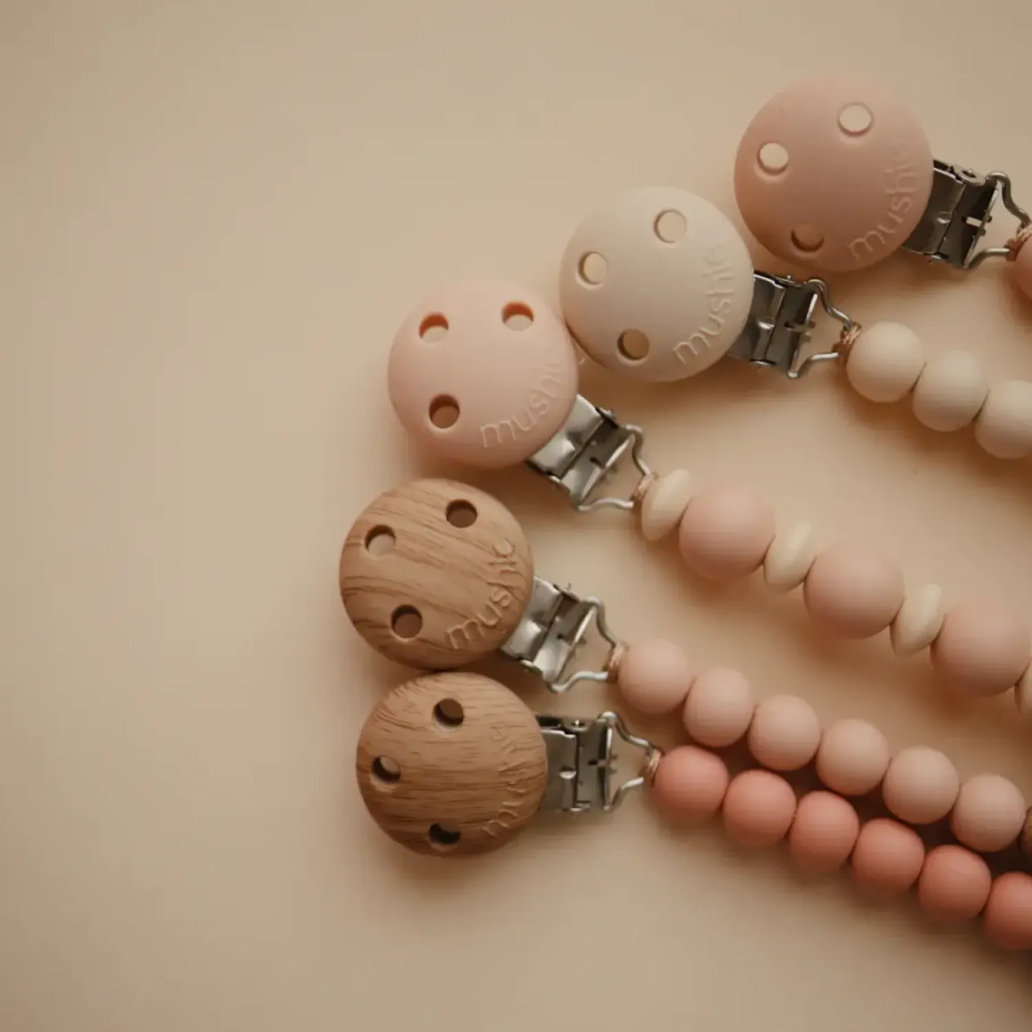 Zawieszki Do Smoczka|Zawieszki Do Smoczka | Mushie Zawieszka koralikowa na smoczek Eva - Blush