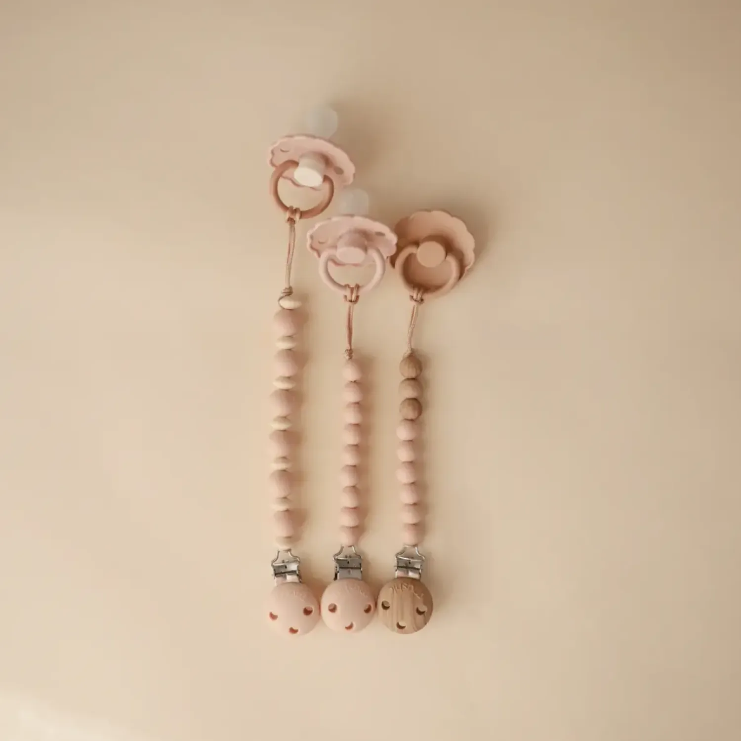 Zawieszki Do Smoczka|Zawieszki Do Smoczka | Mushie Zawieszka koralikowa na smoczek Eva - Blush