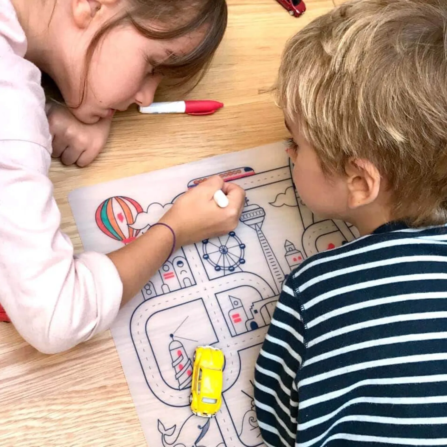 Idealne W Podróży|6 Lat+ | Super Petit Zestaw do kolorowania z silikonową matą - City Adventure